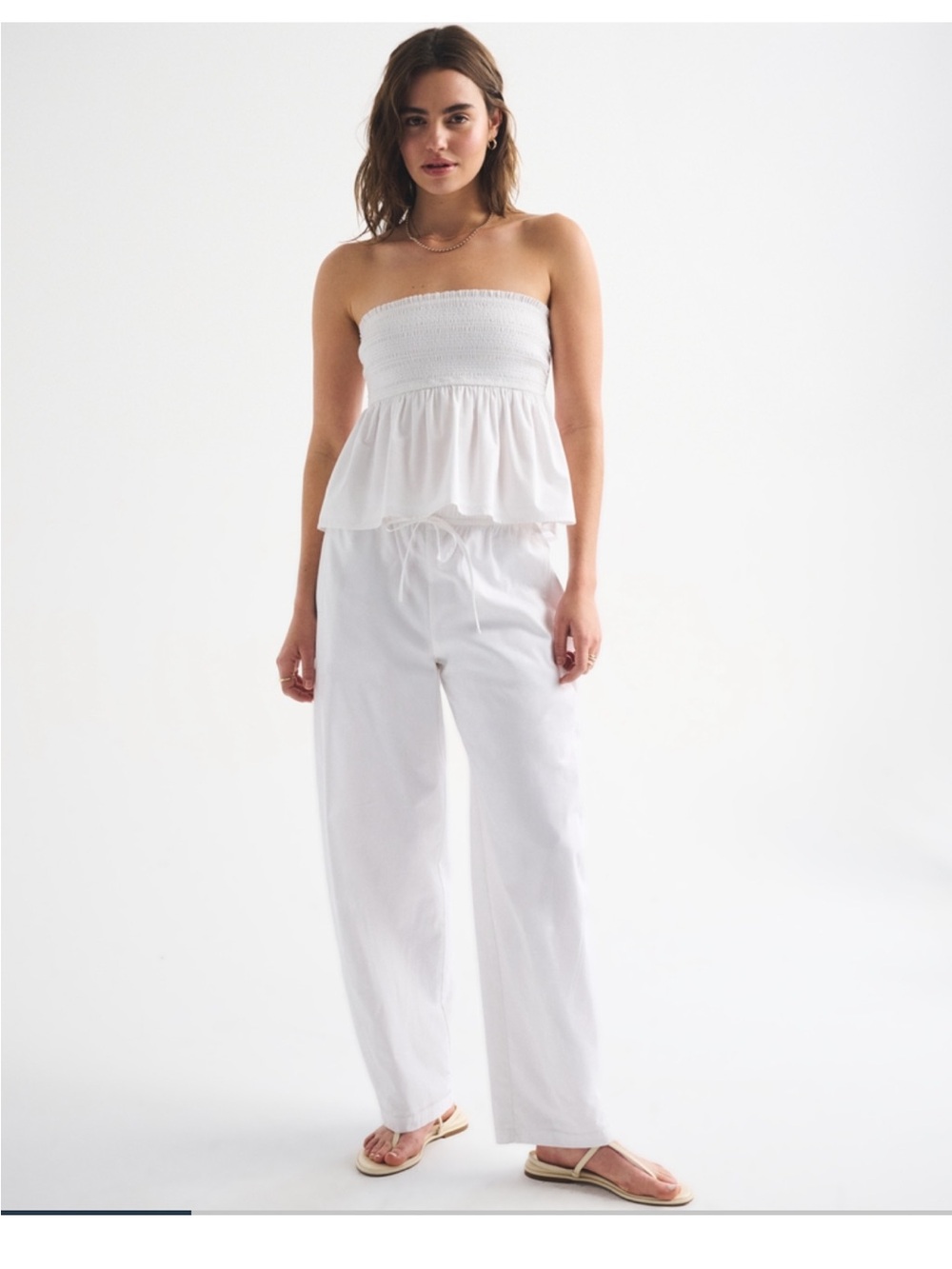 Abercrombie & Fitch White Poplin barrel pull on pant size XXS-never worn!